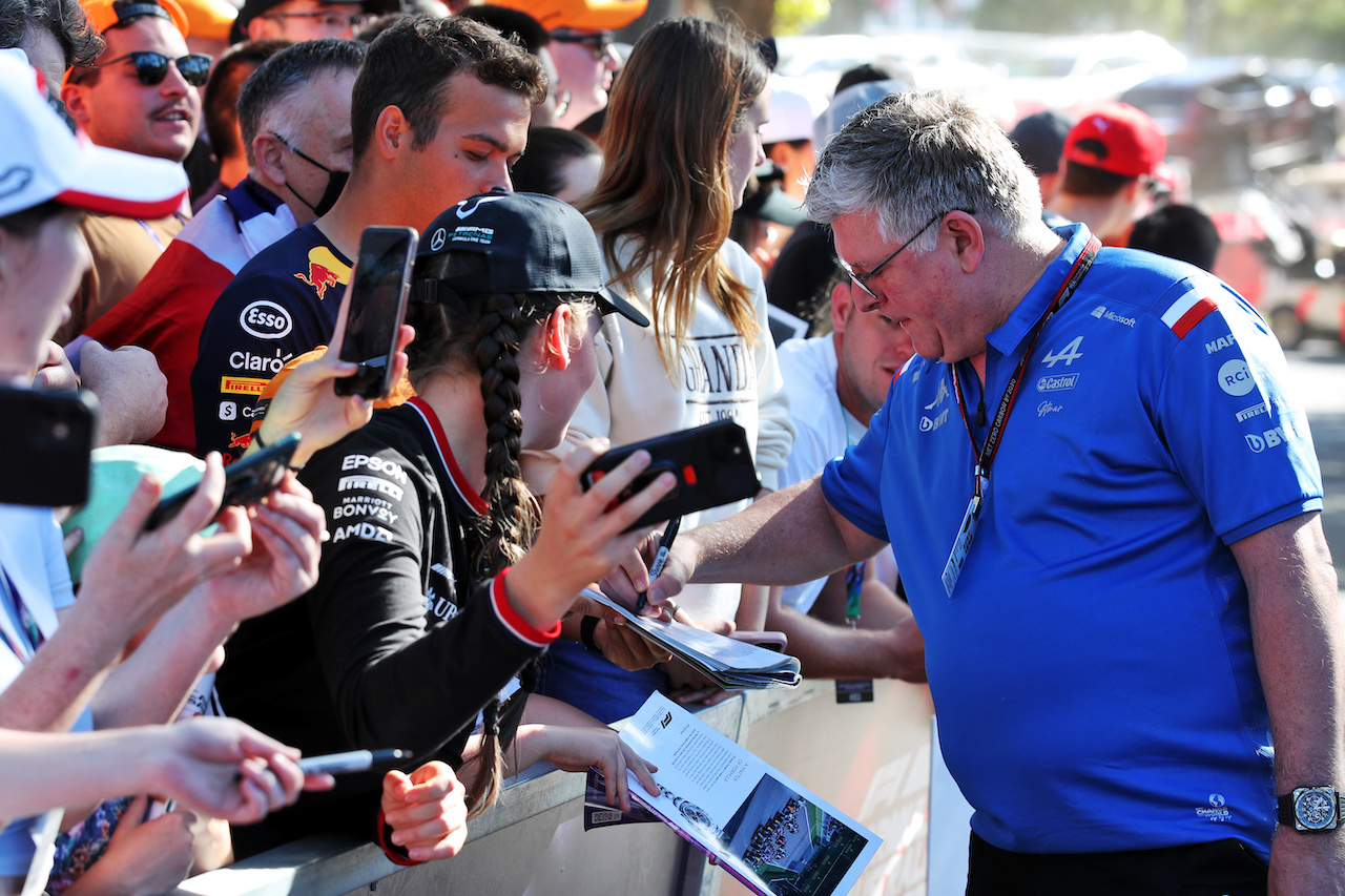 GP AUSTRALIA, Otmar Szafnauer (USA) Alpine F1 Team, Team Principal with fans.
09.04.2022. Formula 1 World Championship, Rd 3, Australian Grand Prix, Albert Park, Melbourne, Australia, Qualifiche Day.
 - www.xpbimages.com, EMail: requests@xpbimages.com © Copyright: Coates / XPB Images