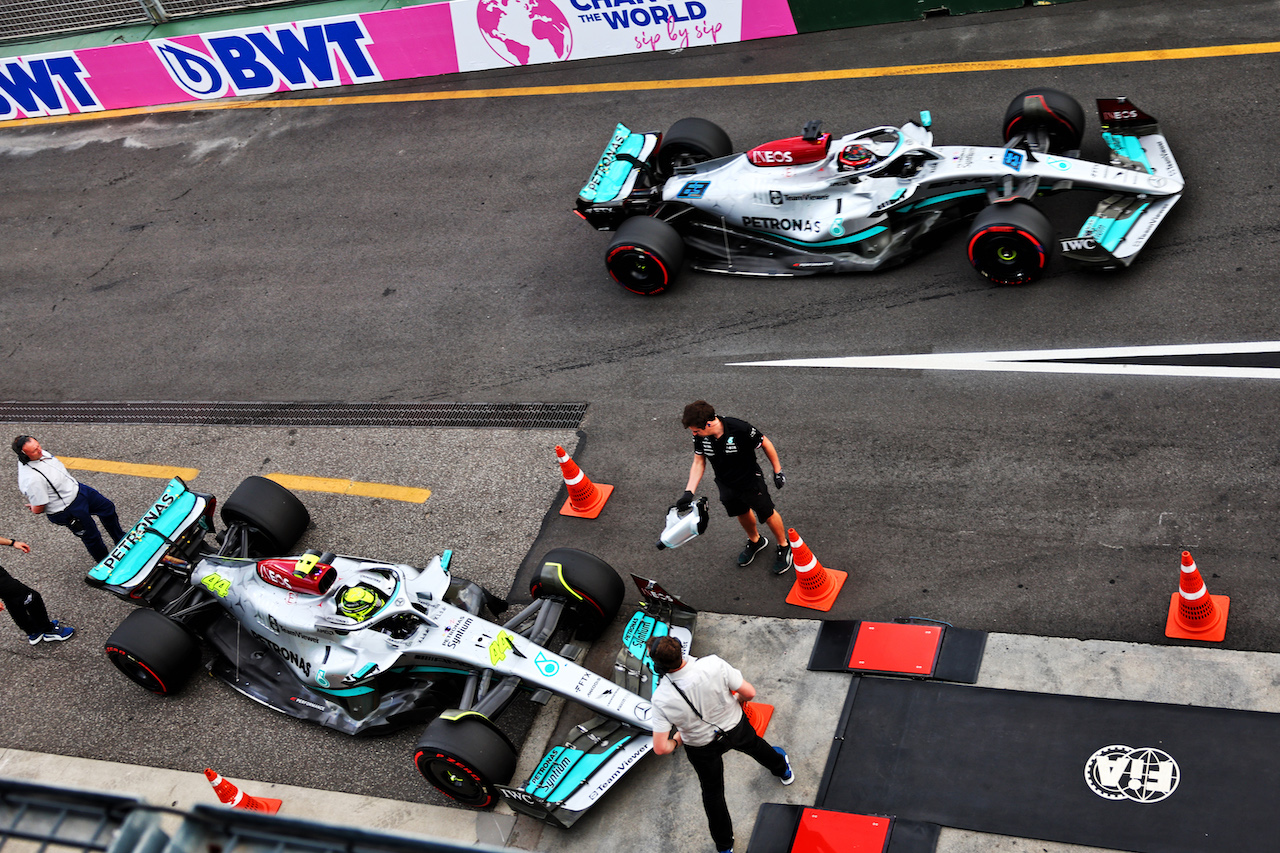 GP AUSTRALIA, Lewis Hamilton (GBR) Mercedes AMG F1 W13 e George Russell (GBR) Mercedes AMG F1 W13 in the pits.
09.04.2022. Formula 1 World Championship, Rd 3, Australian Grand Prix, Albert Park, Melbourne, Australia, Qualifiche Day.
- www.xpbimages.com, EMail: requests@xpbimages.com © Copyright: Batchelor / XPB Images