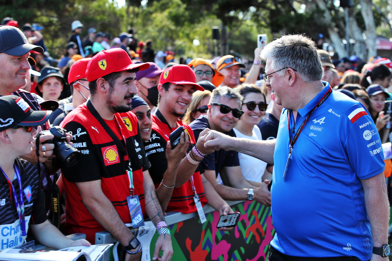 GP AUSTRALIA, Otmar Szafnauer (USA) Alpine F1 Team, Team Principal with fans.
09.04.2022. Formula 1 World Championship, Rd 3, Australian Grand Prix, Albert Park, Melbourne, Australia, Qualifiche Day.
 - www.xpbimages.com, EMail: requests@xpbimages.com © Copyright: Coates / XPB Images