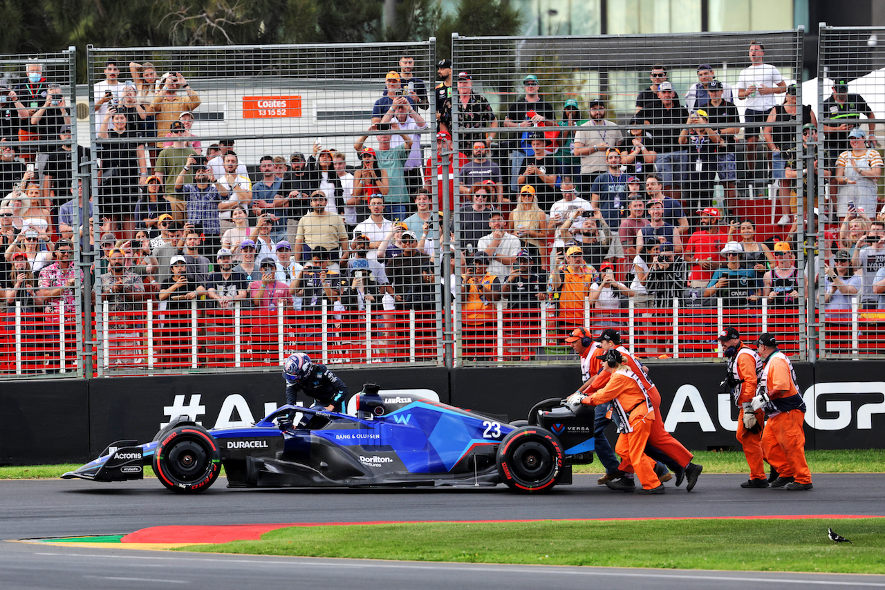 GP AUSTRALIA, Alexander Albon (THA) Williams Racing FW44 stopped on track during qualifying.
09.04.2022. Formula 1 World Championship, Rd 3, Australian Grand Prix, Albert Park, Melbourne, Australia, Qualifiche Day.
- www.xpbimages.com, EMail: requests@xpbimages.com © Copyright: Bearne / XPB Images