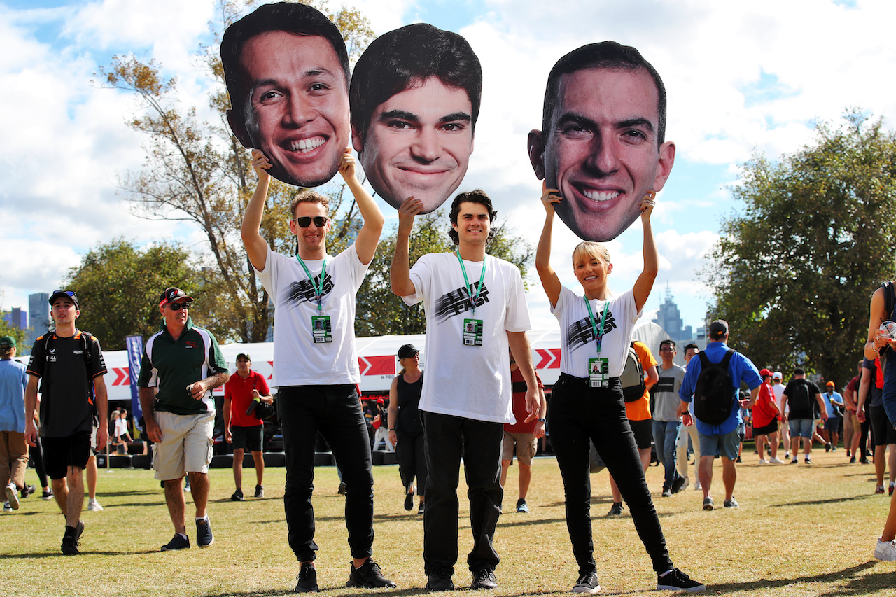 GP AUSTRALIA, Circuit Atmosfera - fans with cutout heads of Alexander Albon (THA) Williams Racing; Lance Stroll (CDN) Aston Martin F1 Team; e Nicholas Latifi (CDN) Williams Racing.
09.04.2022. Formula 1 World Championship, Rd 3, Australian Grand Prix, Albert Park, Melbourne, Australia, Qualifiche Day.
 - www.xpbimages.com, EMail: requests@xpbimages.com © Copyright: Coates / XPB Images