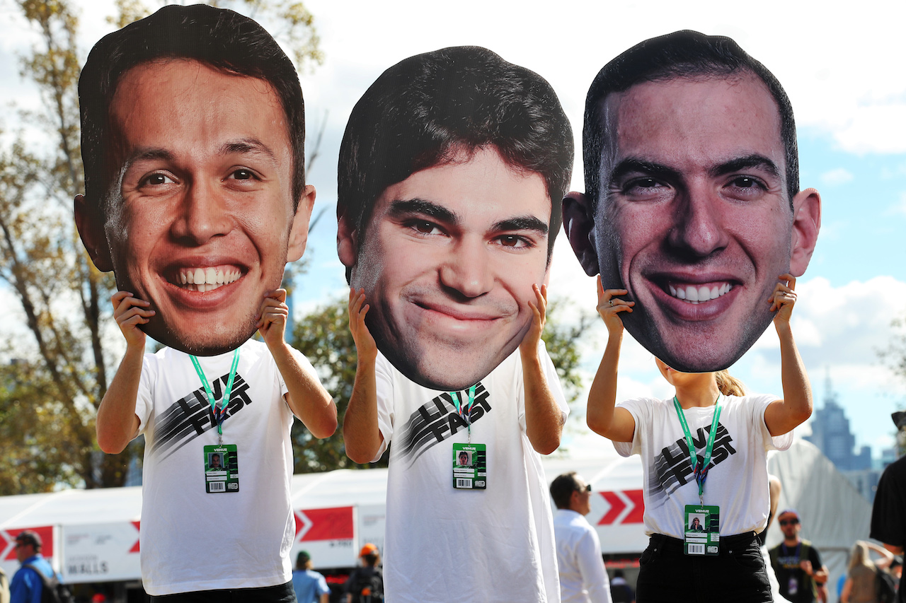 GP AUSTRALIA, Circuit Atmosfera - fans with cutout heads of Alexander Albon (THA) Williams Racing; Lance Stroll (CDN) Aston Martin F1 Team; e Nicholas Latifi (CDN) Williams Racing.
09.04.2022. Formula 1 World Championship, Rd 3, Australian Grand Prix, Albert Park, Melbourne, Australia, Qualifiche Day.
 - www.xpbimages.com, EMail: requests@xpbimages.com © Copyright: Coates / XPB Images