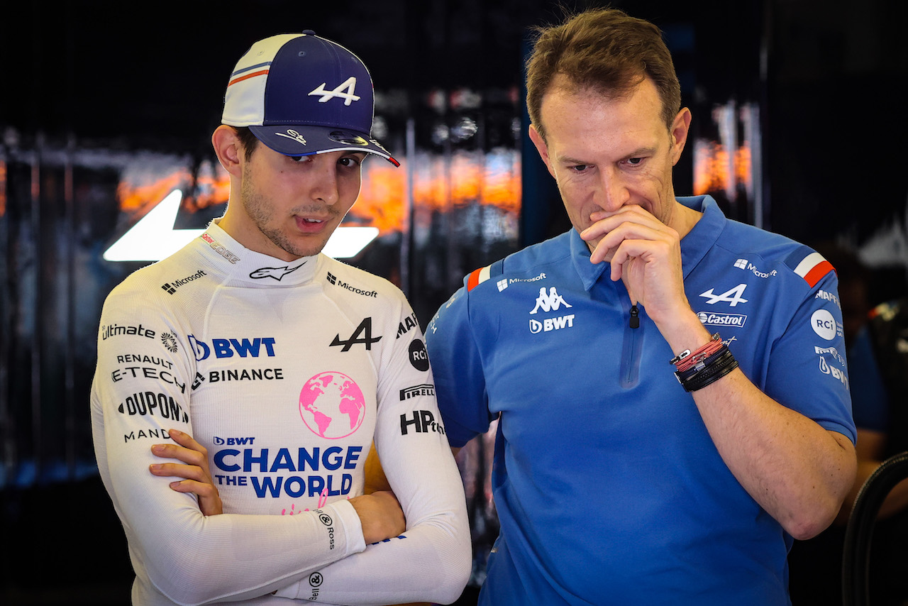 GP AUSTRALIA, Esteban Ocon (FRA), Alpine F1 Team e Laurent Rossi (FR), Alpine General Director 
09.04.2022. Formula 1 World Championship, Rd 3, Australian Grand Prix, Albert Park, Melbourne, Australia, Qualifiche Day.
- www.xpbimages.com, EMail: requests@xpbimages.com © Copyright: Charniaux / XPB Images