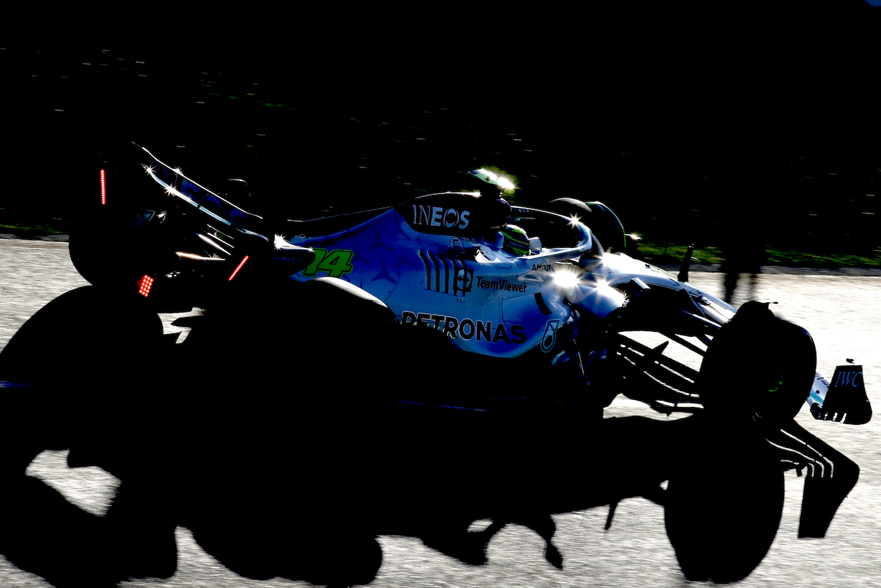GP AUSTRALIA, Lewis Hamilton (GBR) Mercedes AMG F1 W13.
09.04.2022. Formula 1 World Championship, Rd 3, Australian Grand Prix, Albert Park, Melbourne, Australia, Qualifiche Day.
 - www.xpbimages.com, EMail: requests@xpbimages.com © Copyright: Coates / XPB Images