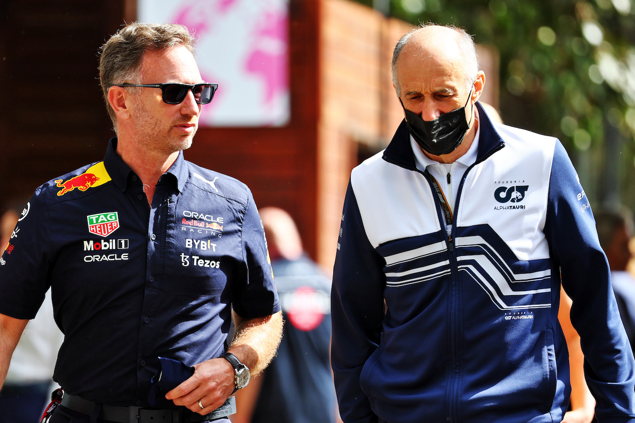 GP AUSTRALIA, (L to R): Christian Horner (GBR) Red Bull Racing Team Principal e Franz Tost (AUT) AlphaTauri Team Principal.
09.04.2022. Formula 1 World Championship, Rd 3, Australian Grand Prix, Albert Park, Melbourne, Australia, Qualifiche Day.
- www.xpbimages.com, EMail: requests@xpbimages.com © Copyright: Batchelor / XPB Images