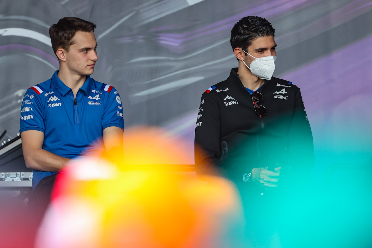 GP AUSTRALIA, Oscar Piastri (AUS), Alpine F1 Team e Esteban Ocon (FRA), Alpine F1 Team 
09.04.2022. Formula 1 World Championship, Rd 3, Australian Grand Prix, Albert Park, Melbourne, Australia, Qualifiche Day.
- www.xpbimages.com, EMail: requests@xpbimages.com © Copyright: Charniaux / XPB Images
