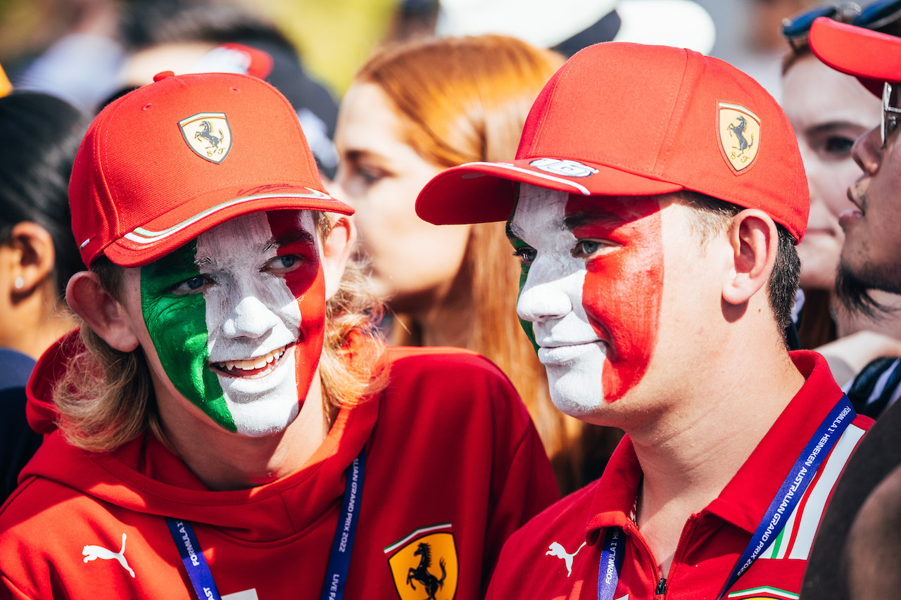 GP AUSTRALIA, Circuit Atmosfera - Ferrari fans.
09.04.2022. Formula 1 World Championship, Rd 3, Australian Grand Prix, Albert Park, Melbourne, Australia, Qualifiche Day.
- www.xpbimages.com, EMail: requests@xpbimages.com © Copyright: Bearne / XPB Images