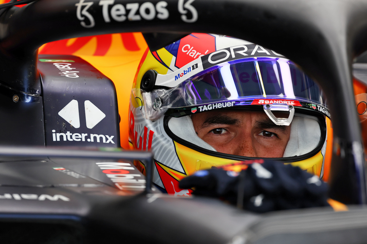 GP AUSTRALIA, Sergio Perez (MEX) Red Bull Racing RB18.
09.04.2022. Formula 1 World Championship, Rd 3, Australian Grand Prix, Albert Park, Melbourne, Australia, Qualifiche Day.
- www.xpbimages.com, EMail: requests@xpbimages.com © Copyright: Batchelor / XPB Images