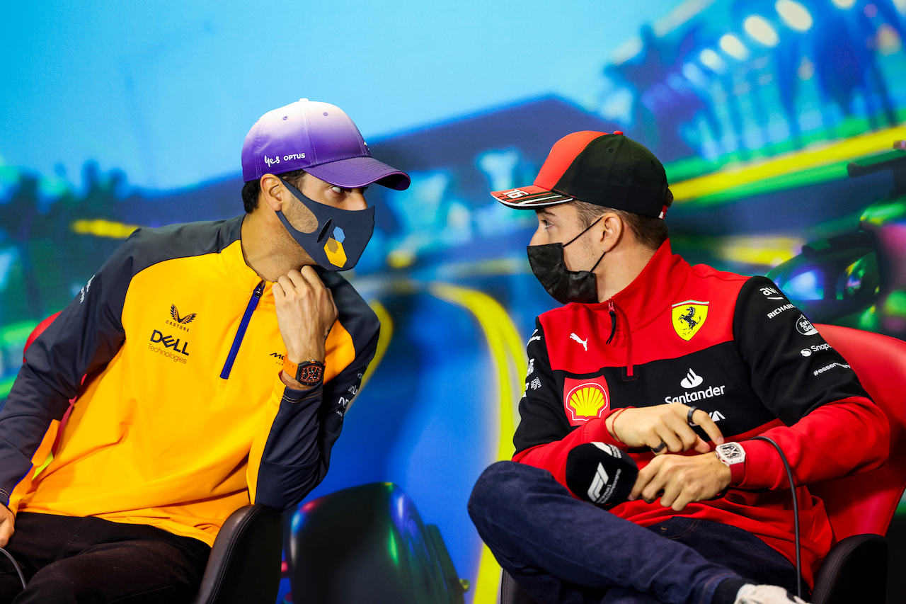 GP AUSTRALIA, (L to R): Daniel Ricciardo (AUS) McLaren e Charles Leclerc (MON) Ferrari in the FIA Press Conference.
08.04.2022. Formula 1 World Championship, Rd 3, Australian Grand Prix, Albert Park, Melbourne, Australia, Practice Day.
- www.xpbimages.com, EMail: requests@xpbimages.com © Copyright: XPB Images