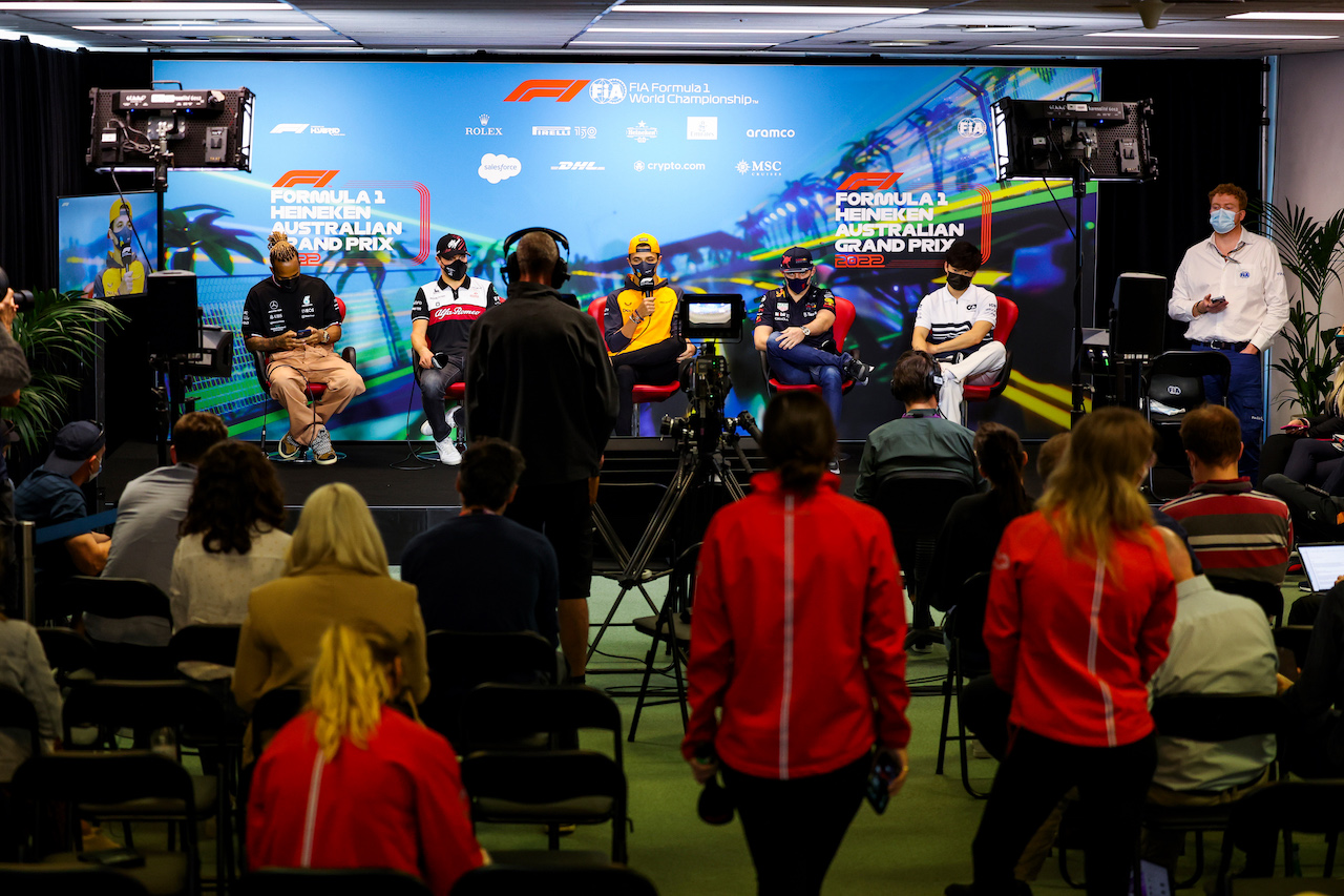 GP AUSTRALIA, (L to R): Lewis Hamilton (GBR) Mercedes AMG F1; Valtteri Bottas (FIN) Alfa Romeo F1 Team; Lando Norris (GBR) McLaren; Max Verstappen (NLD) Red Bull Racing; e Yuki Tsunoda (JPN) AlphaTauri, in the FIA Press Conference.
08.04.2022. Formula 1 World Championship, Rd 3, Australian Grand Prix, Albert Park, Melbourne, Australia, Practice Day.
- www.xpbimages.com, EMail: requests@xpbimages.com © Copyright: XPB Images