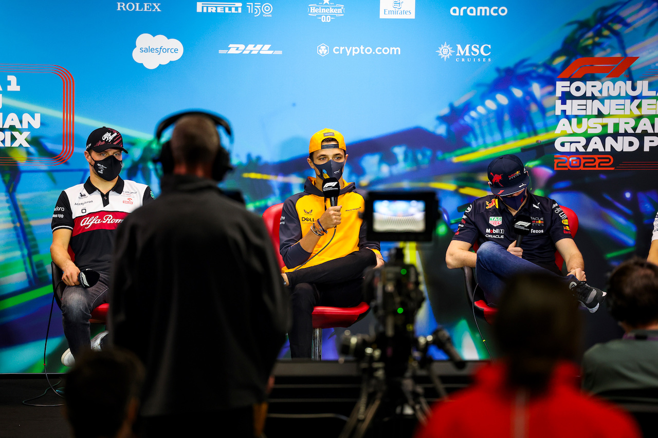 GP AUSTRALIA, (L to R): Valtteri Bottas (FIN) Alfa Romeo F1 Team; Lando Norris (GBR) McLaren; e Max Verstappen (NLD) Red Bull Racing, in the FIA Press Conference.
08.04.2022. Formula 1 World Championship, Rd 3, Australian Grand Prix, Albert Park, Melbourne, Australia, Practice Day.
- www.xpbimages.com, EMail: requests@xpbimages.com © Copyright: XPB Images