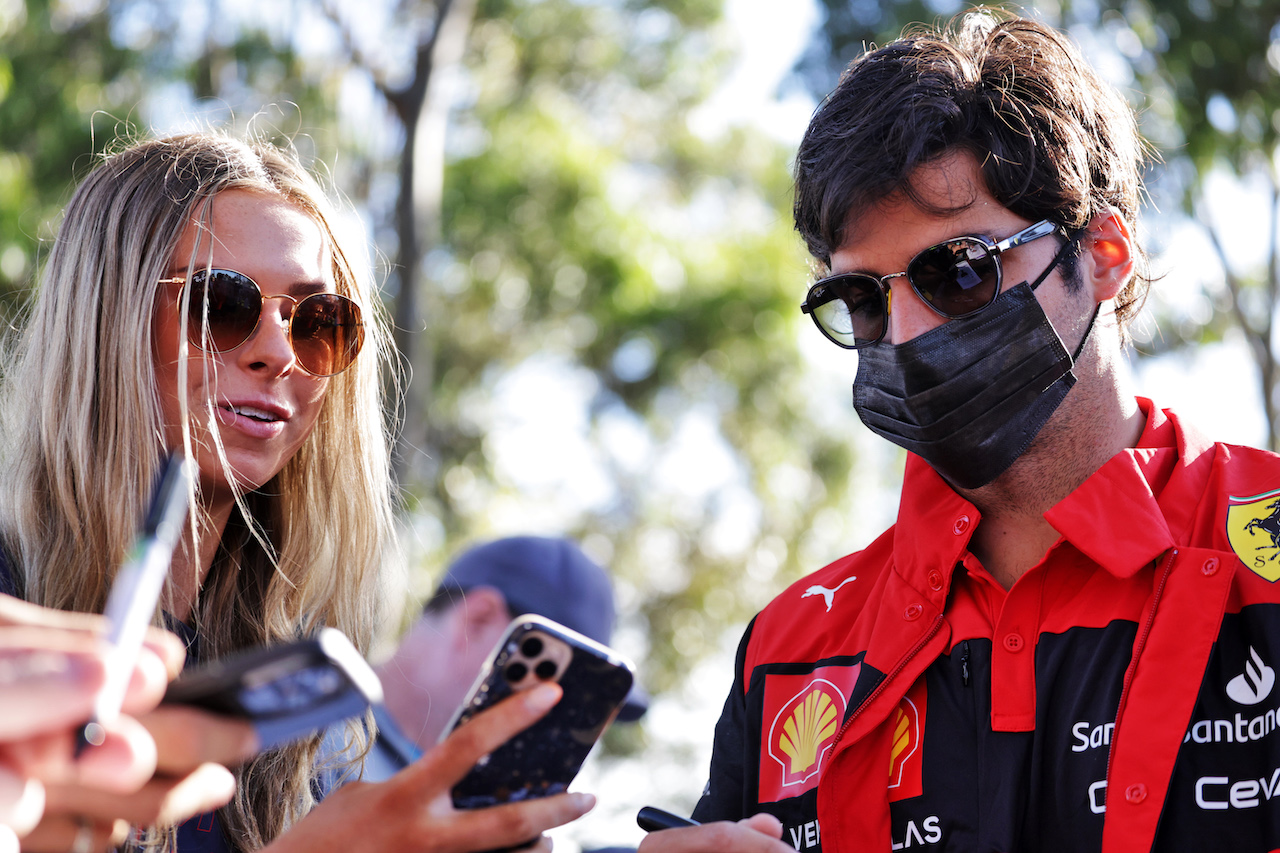 GP AUSTRALIA, Carlos Sainz Jr (ESP) Ferrari with fans.
08.04.2022. Formula 1 World Championship, Rd 3, Australian Grand Prix, Albert Park, Melbourne, Australia, Practice Day.
- www.xpbimages.com, EMail: requests@xpbimages.com © Copyright: Bearne / XPB Images