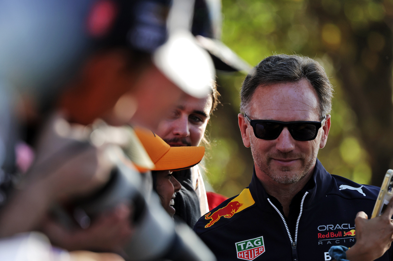 GP AUSTRALIA, Christian Horner (GBR) Red Bull Racing Team Principal with fans.
08.04.2022. Formula 1 World Championship, Rd 3, Australian Grand Prix, Albert Park, Melbourne, Australia, Practice Day.
- www.xpbimages.com, EMail: requests@xpbimages.com © Copyright: Bearne / XPB Images