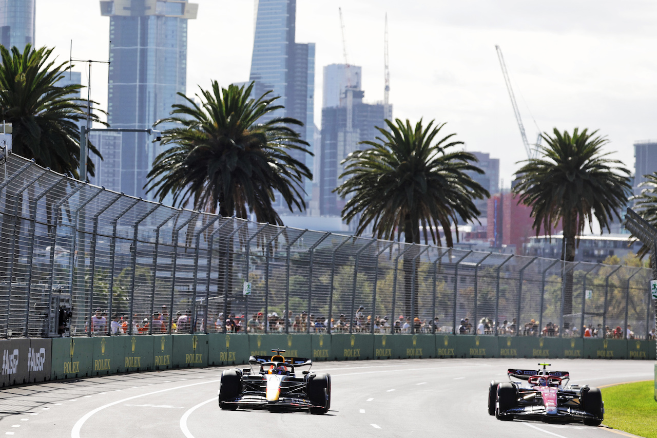 GP AUSTRALIA, (L to R): Max Verstappen (NLD) Red Bull Racing RB18 e Guanyu Zhou (CHN) Alfa Romeo F1 Team C42.
08.04.2022. Formula 1 World Championship, Rd 3, Australian Grand Prix, Albert Park, Melbourne, Australia, Practice Day.
- www.xpbimages.com, EMail: requests@xpbimages.com © Copyright: Bearne / XPB Images