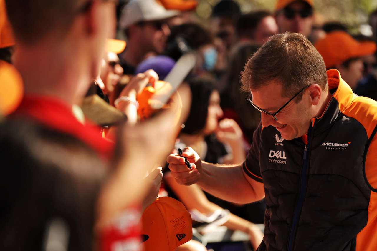 GP AUSTRALIA, Andreas Seidl, McLaren Managing Director with fans.
08.04.2022. Formula 1 World Championship, Rd 3, Australian Grand Prix, Albert Park, Melbourne, Australia, Practice Day.
- www.xpbimages.com, EMail: requests@xpbimages.com © Copyright: Bearne / XPB Images