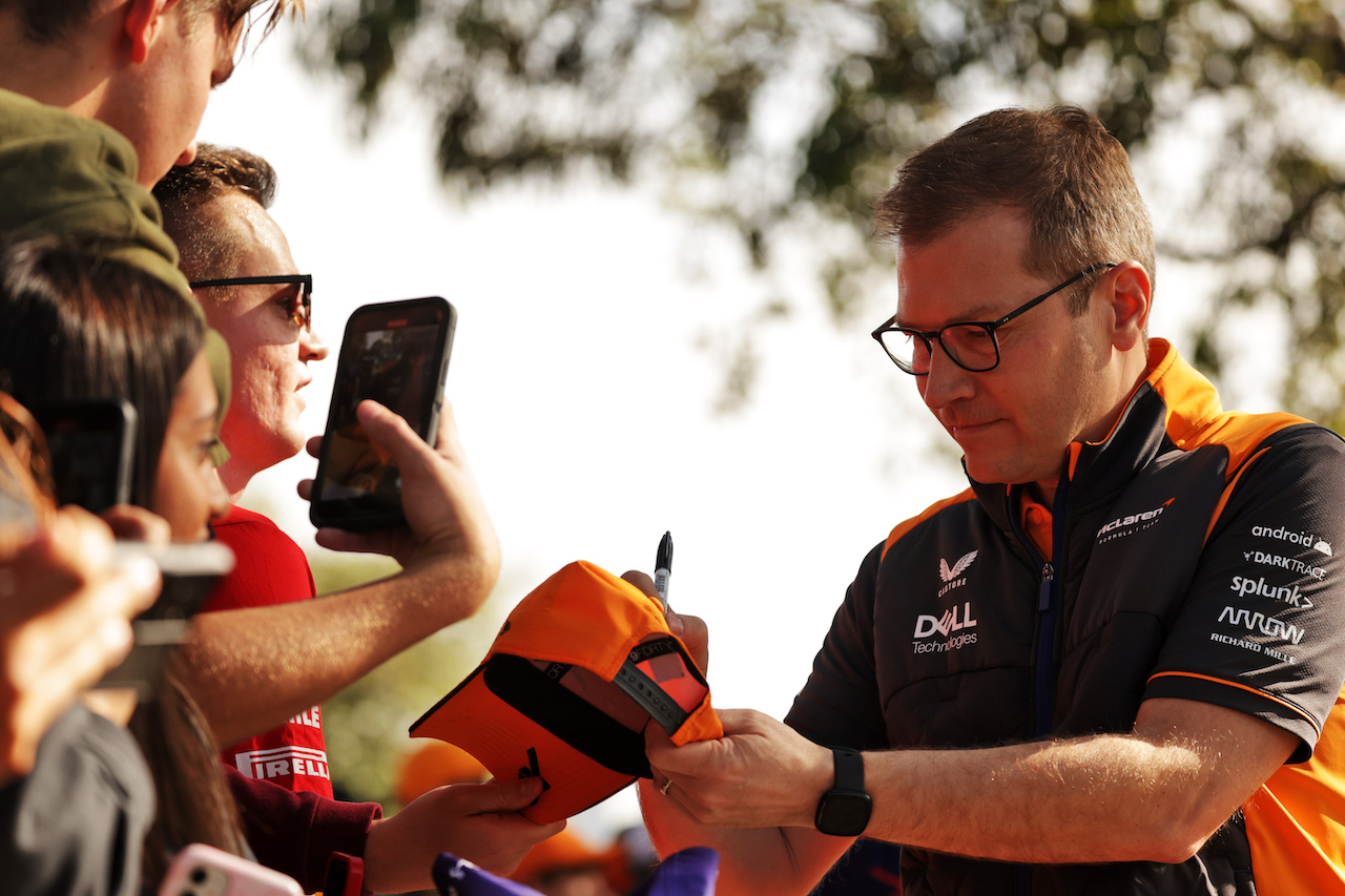 GP AUSTRALIA, Andreas Seidl, McLaren Managing Director with fans.
08.04.2022. Formula 1 World Championship, Rd 3, Australian Grand Prix, Albert Park, Melbourne, Australia, Practice Day.
- www.xpbimages.com, EMail: requests@xpbimages.com © Copyright: Bearne / XPB Images