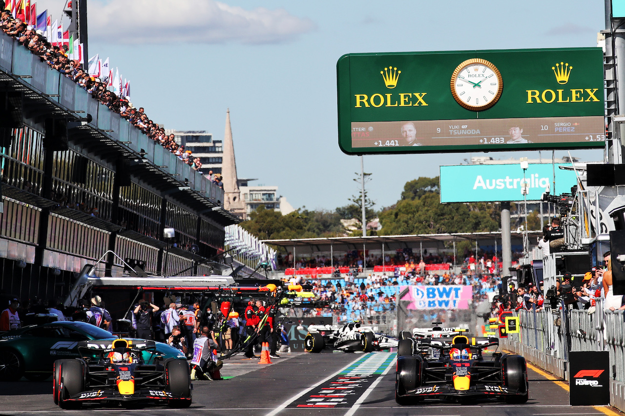 GP AUSTRALIA, (L to R): Max Verstappen (NLD) Red Bull Racing RB18 e Sergio Perez (MEX) Red Bull Racing RB18 leave the pits.
08.04.2022. Formula 1 World Championship, Rd 3, Australian Grand Prix, Albert Park, Melbourne, Australia, Practice Day.
 - www.xpbimages.com, EMail: requests@xpbimages.com © Copyright: Coates / XPB Images