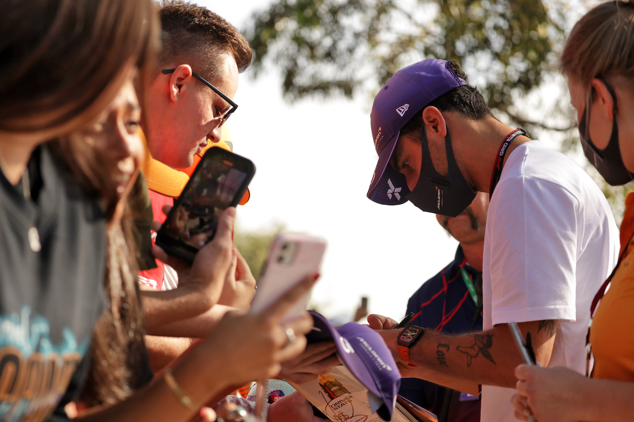 GP AUSTRALIA, Daniel Ricciardo (AUS) McLaren with fans.
08.04.2022. Formula 1 World Championship, Rd 3, Australian Grand Prix, Albert Park, Melbourne, Australia, Practice Day.
- www.xpbimages.com, EMail: requests@xpbimages.com © Copyright: Bearne / XPB Images