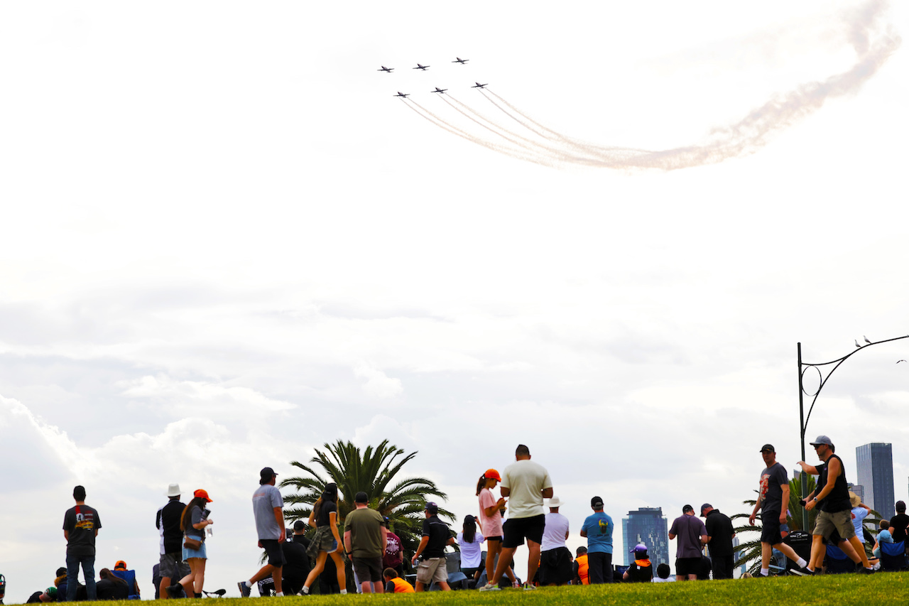 GP AUSTRALIA, Circuit Atmosfera - fans e an air display.
08.04.2022. Formula 1 World Championship, Rd 3, Australian Grand Prix, Albert Park, Melbourne, Australia, Practice Day.
- www.xpbimages.com, EMail: requests@xpbimages.com © Copyright: Bearne / XPB Images