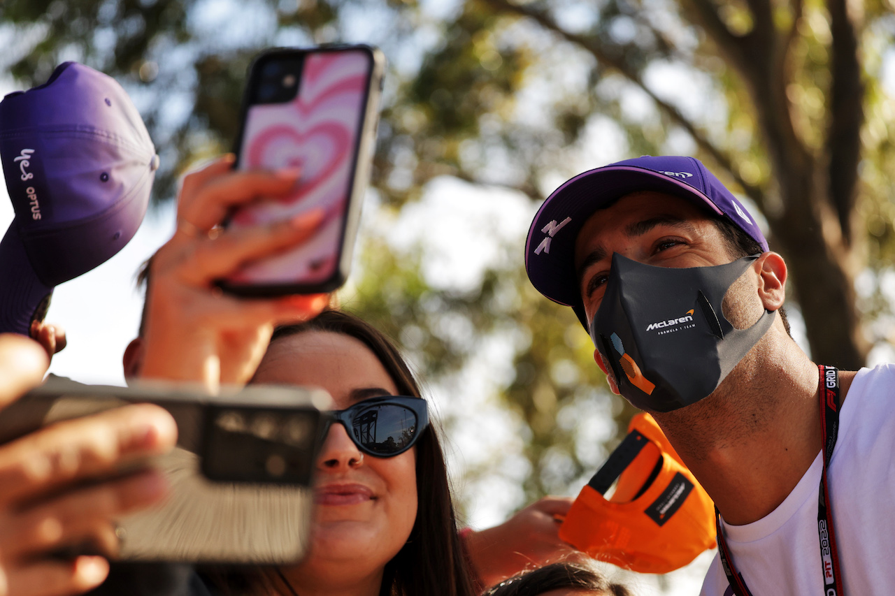 GP AUSTRALIA, Daniel Ricciardo (AUS) McLaren with fans.
08.04.2022. Formula 1 World Championship, Rd 3, Australian Grand Prix, Albert Park, Melbourne, Australia, Practice Day.
- www.xpbimages.com, EMail: requests@xpbimages.com © Copyright: Bearne / XPB Images