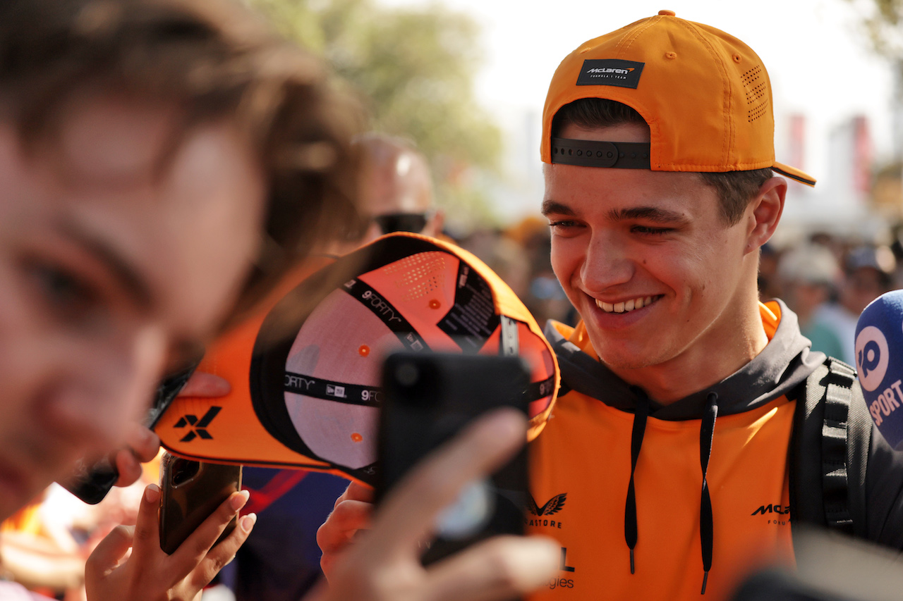 GP AUSTRALIA, Lando Norris (GBR) McLaren with fans.
08.04.2022. Formula 1 World Championship, Rd 3, Australian Grand Prix, Albert Park, Melbourne, Australia, Practice Day.
- www.xpbimages.com, EMail: requests@xpbimages.com © Copyright: Bearne / XPB Images