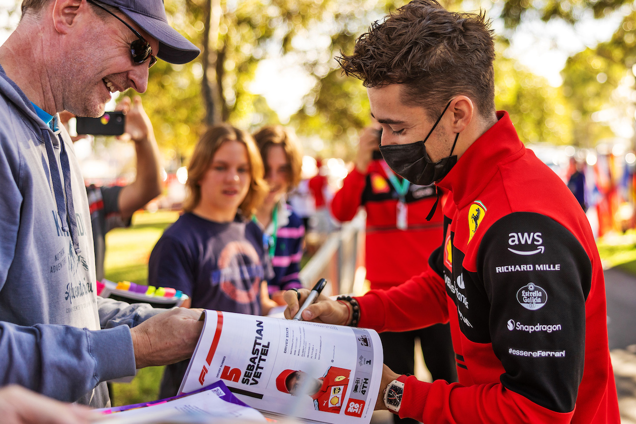 GP AUSTRALIA, Charles Leclerc (MON) Ferrari with fans.
08.04.2022. Formula 1 World Championship, Rd 3, Australian Grand Prix, Albert Park, Melbourne, Australia, Practice Day.
- www.xpbimages.com, EMail: requests@xpbimages.com © Copyright: Bearne / XPB Images