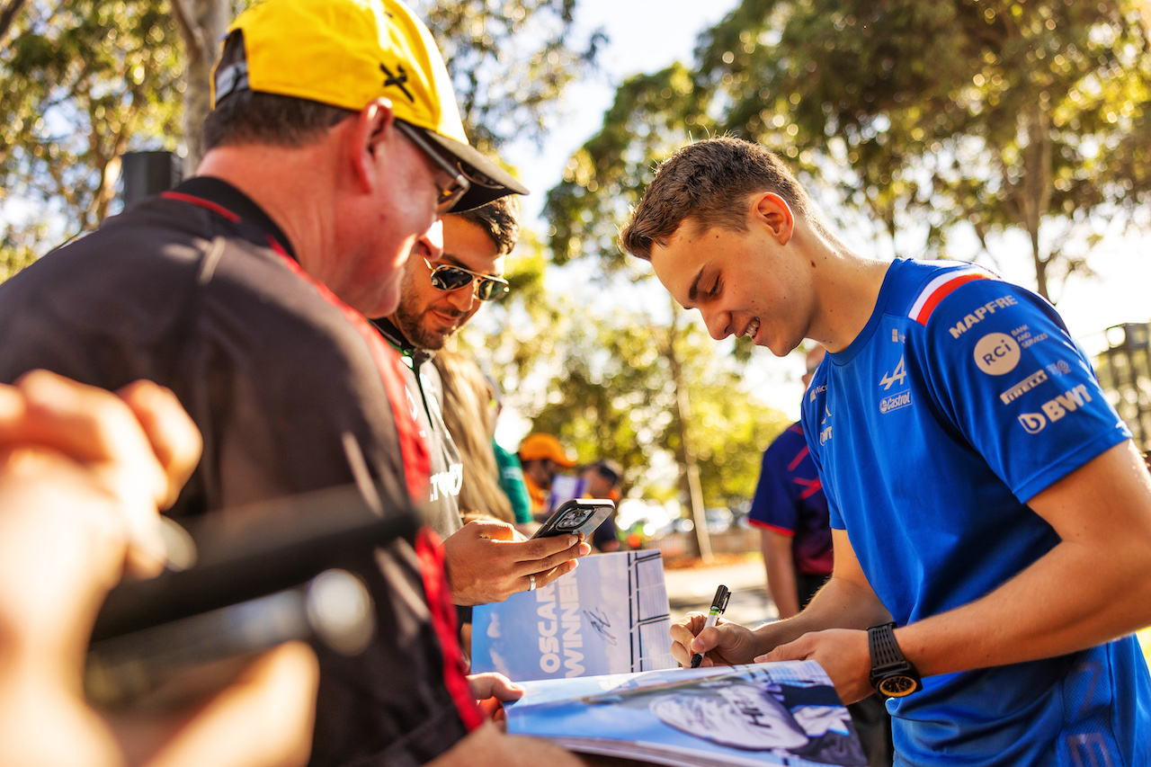GP AUSTRALIA, Oscar Piastri (AUS) Alpine F1 Team Reserve Driver with fans.
08.04.2022. Formula 1 World Championship, Rd 3, Australian Grand Prix, Albert Park, Melbourne, Australia, Practice Day.
- www.xpbimages.com, EMail: requests@xpbimages.com © Copyright: Bearne / XPB Images