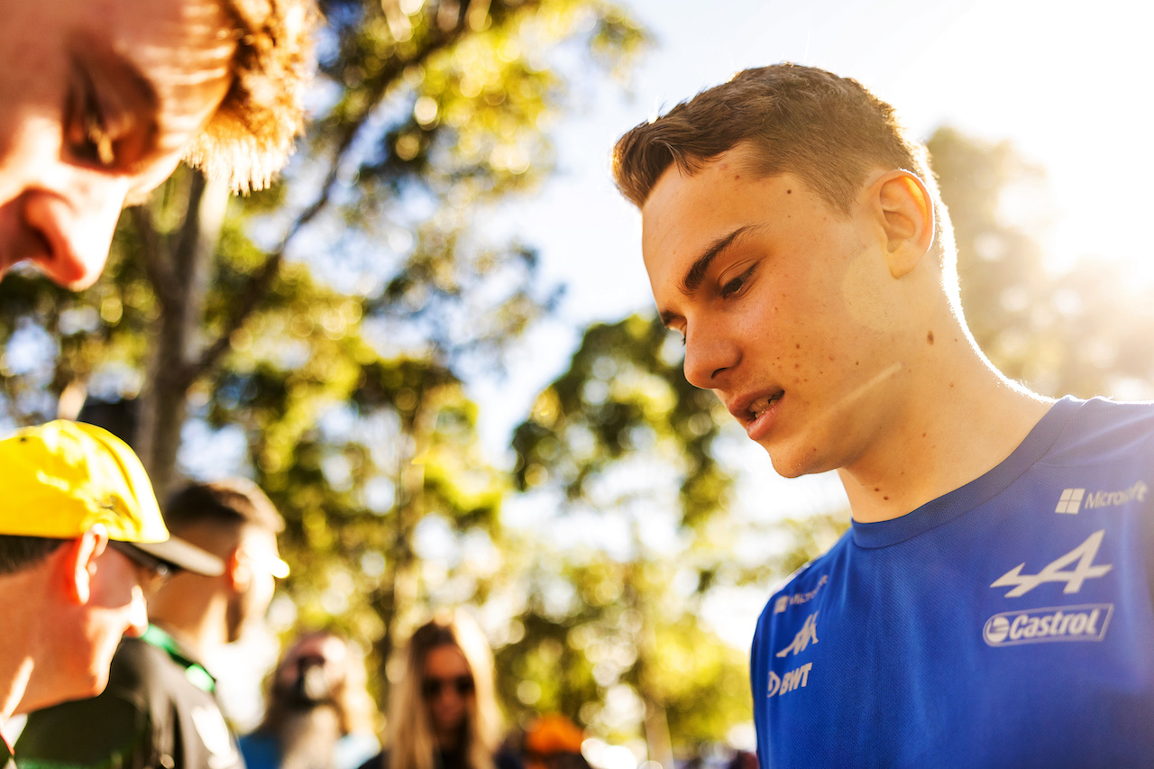 GP AUSTRALIA, Oscar Piastri (AUS) Alpine F1 Team Reserve Driver with fans.
08.04.2022. Formula 1 World Championship, Rd 3, Australian Grand Prix, Albert Park, Melbourne, Australia, Practice Day.
- www.xpbimages.com, EMail: requests@xpbimages.com © Copyright: Bearne / XPB Images