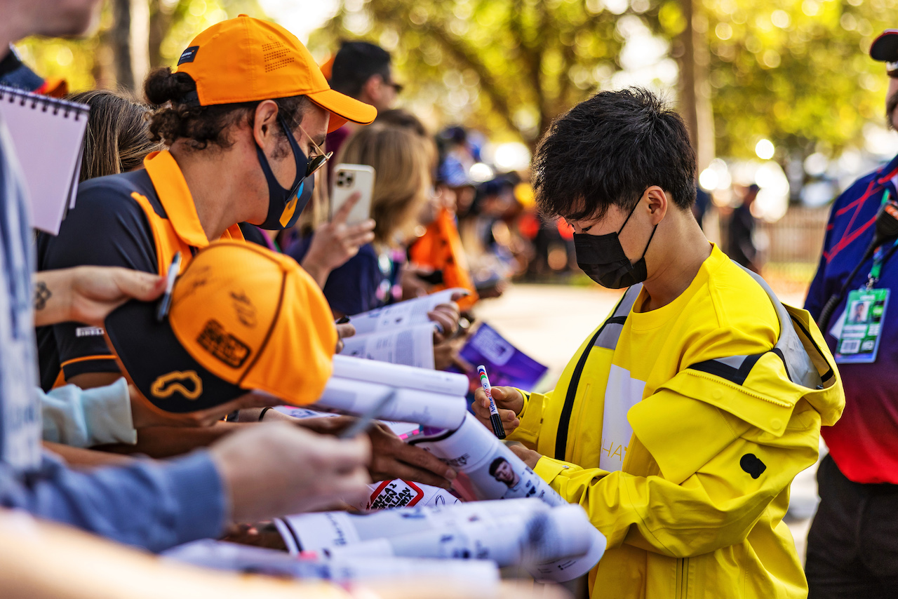 GP AUSTRALIA, Yuki Tsunoda (JPN) AlphaTauri with fans.
08.04.2022. Formula 1 World Championship, Rd 3, Australian Grand Prix, Albert Park, Melbourne, Australia, Practice Day.
- www.xpbimages.com, EMail: requests@xpbimages.com © Copyright: Bearne / XPB Images
