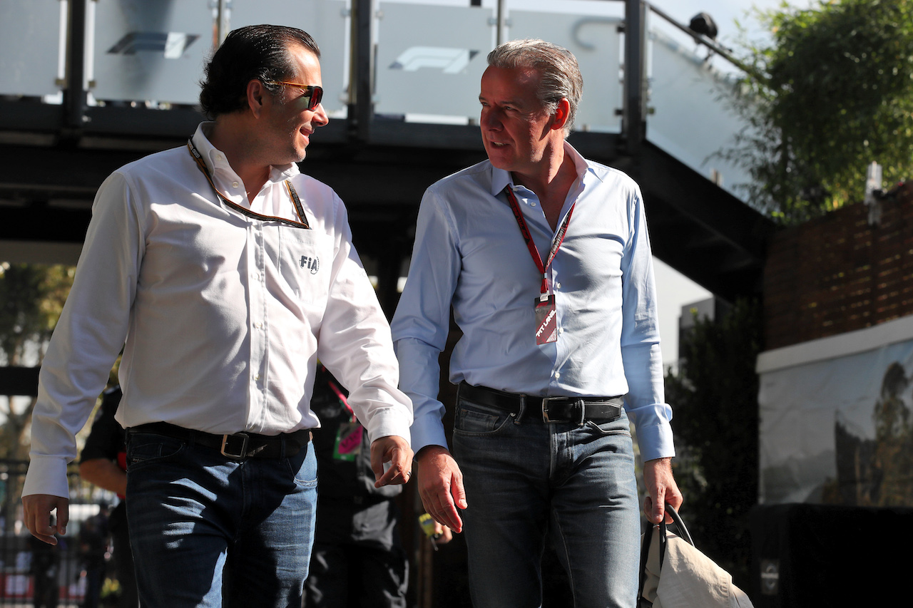 GP AUSTRALIA, (L to R): Enrique Bernoldi (BRA) FIA Steward with Raymond Vermeulen (NLD) Driver Manager.
08.04.2022. Formula 1 World Championship, Rd 3, Australian Grand Prix, Albert Park, Melbourne, Australia, Practice Day.
 - www.xpbimages.com, EMail: requests@xpbimages.com © Copyright: Coates / XPB Images