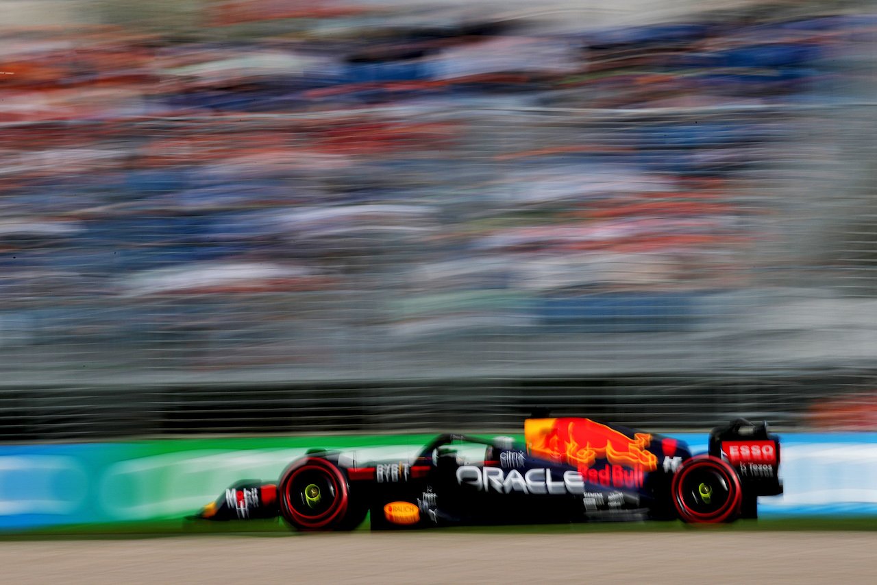GP AUSTRALIA, Max Verstappen (NLD) Red Bull Racing RB18.
08.04.2022. Formula 1 World Championship, Rd 3, Australian Grand Prix, Albert Park, Melbourne, Australia, Practice Day.
 - www.xpbimages.com, EMail: requests@xpbimages.com © Copyright: Coates / XPB Images