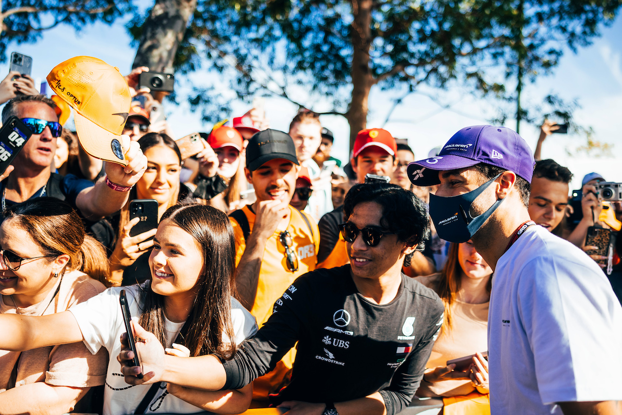 GP AUSTRALIA, Daniel Ricciardo (AUS) McLaren with fans.
08.04.2022. Formula 1 World Championship, Rd 3, Australian Grand Prix, Albert Park, Melbourne, Australia, Practice Day.
- www.xpbimages.com, EMail: requests@xpbimages.com © Copyright: Bearne / XPB Images