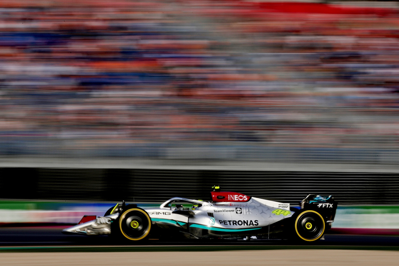GP AUSTRALIA, Lewis Hamilton (GBR) Mercedes AMG F1 W13.
08.04.2022. Formula 1 World Championship, Rd 3, Australian Grand Prix, Albert Park, Melbourne, Australia, Practice Day.
 - www.xpbimages.com, EMail: requests@xpbimages.com © Copyright: Coates / XPB Images