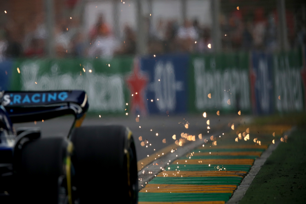 GP AUSTRALIA, Williams Racing FW44 leaves sparks.
08.04.2022. Formula 1 World Championship, Rd 3, Australian Grand Prix, Albert Park, Melbourne, Australia, Practice Day.
 - www.xpbimages.com, EMail: requests@xpbimages.com © Copyright: Coates / XPB Images