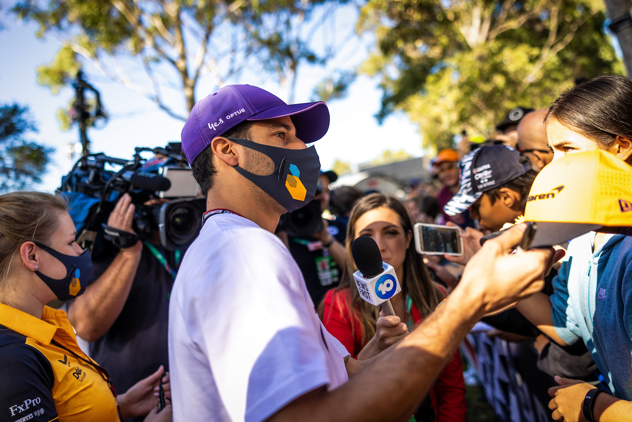 GP AUSTRALIA, Daniel Ricciardo (AUS) McLaren with fans.
08.04.2022. Formula 1 World Championship, Rd 3, Australian Grand Prix, Albert Park, Melbourne, Australia, Practice Day.
- www.xpbimages.com, EMail: requests@xpbimages.com © Copyright: Bearne / XPB Images
