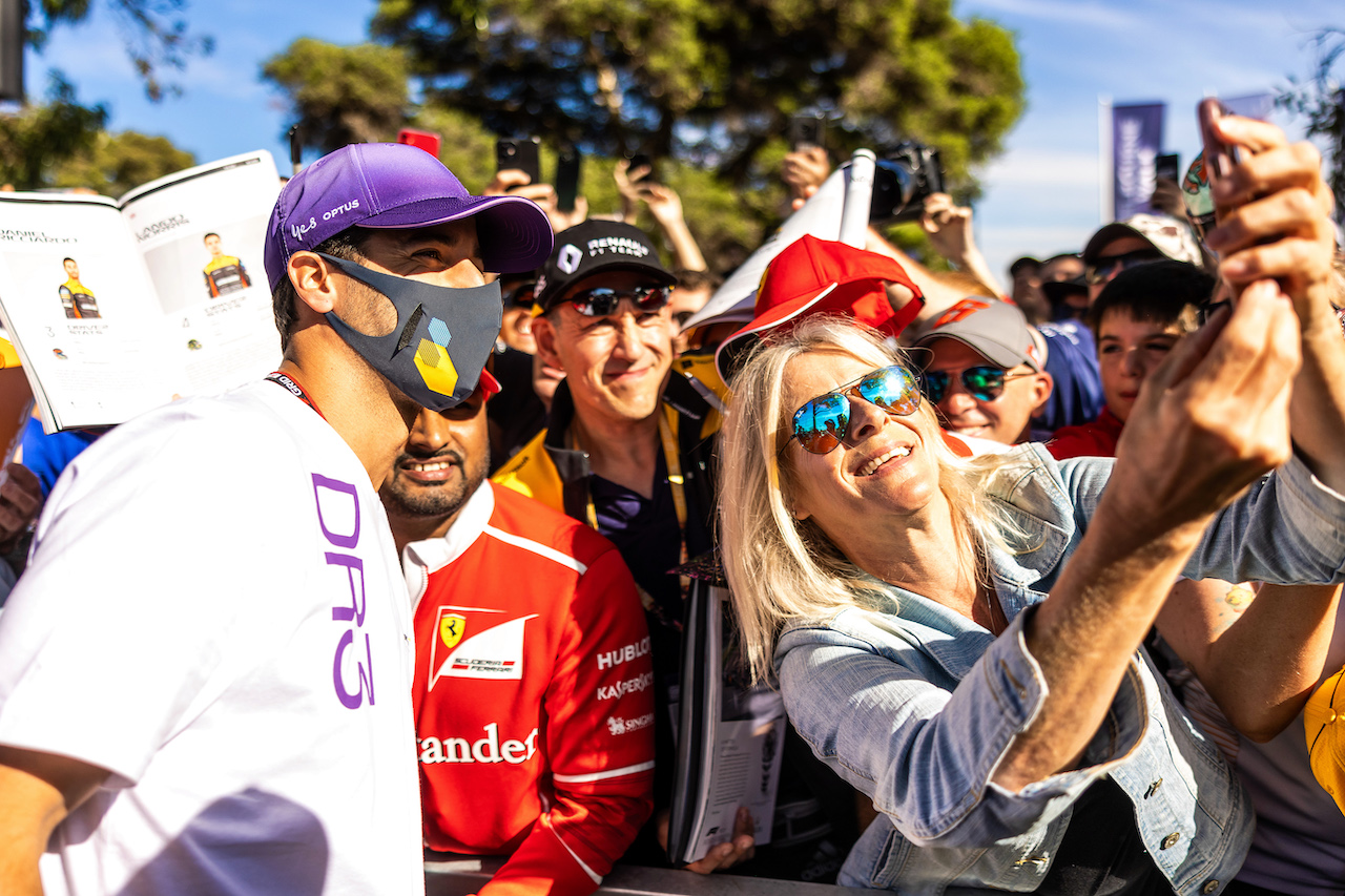 GP AUSTRALIA, Daniel Ricciardo (AUS) McLaren with fans.
08.04.2022. Formula 1 World Championship, Rd 3, Australian Grand Prix, Albert Park, Melbourne, Australia, Practice Day.
- www.xpbimages.com, EMail: requests@xpbimages.com © Copyright: Bearne / XPB Images