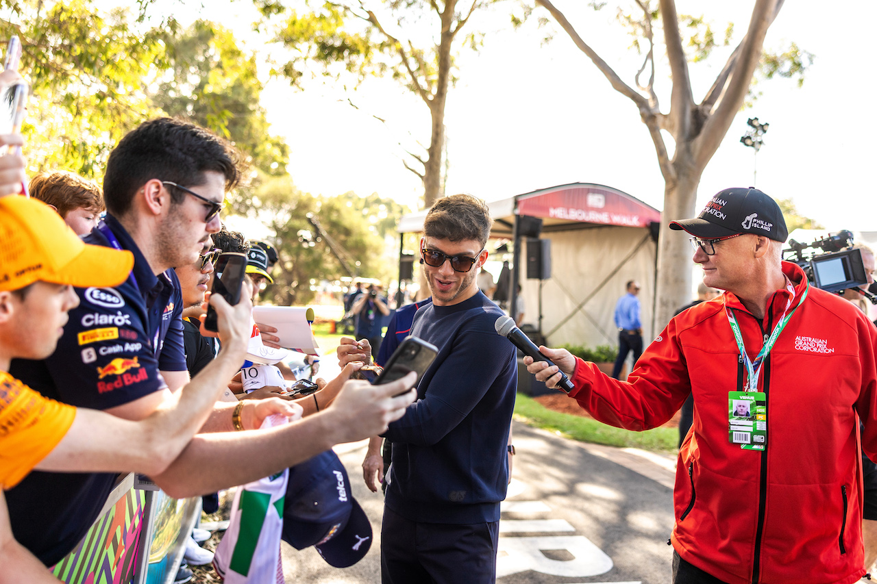 GP AUSTRALIA, Pierre Gasly (FRA) AlphaTauri with fans.
08.04.2022. Formula 1 World Championship, Rd 3, Australian Grand Prix, Albert Park, Melbourne, Australia, Practice Day.
- www.xpbimages.com, EMail: requests@xpbimages.com © Copyright: Bearne / XPB Images