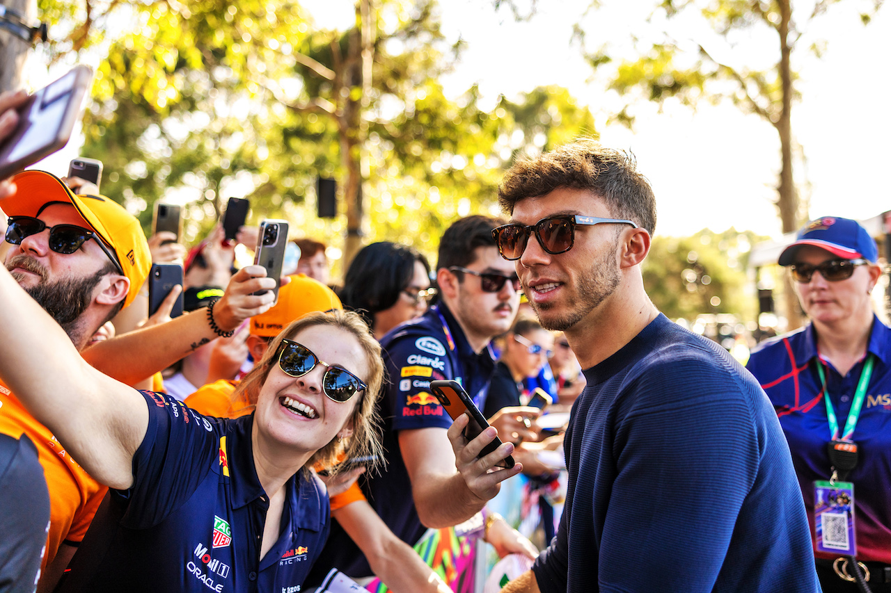 GP AUSTRALIA, Pierre Gasly (FRA) AlphaTauri with fans.
08.04.2022. Formula 1 World Championship, Rd 3, Australian Grand Prix, Albert Park, Melbourne, Australia, Practice Day.
- www.xpbimages.com, EMail: requests@xpbimages.com © Copyright: Bearne / XPB Images