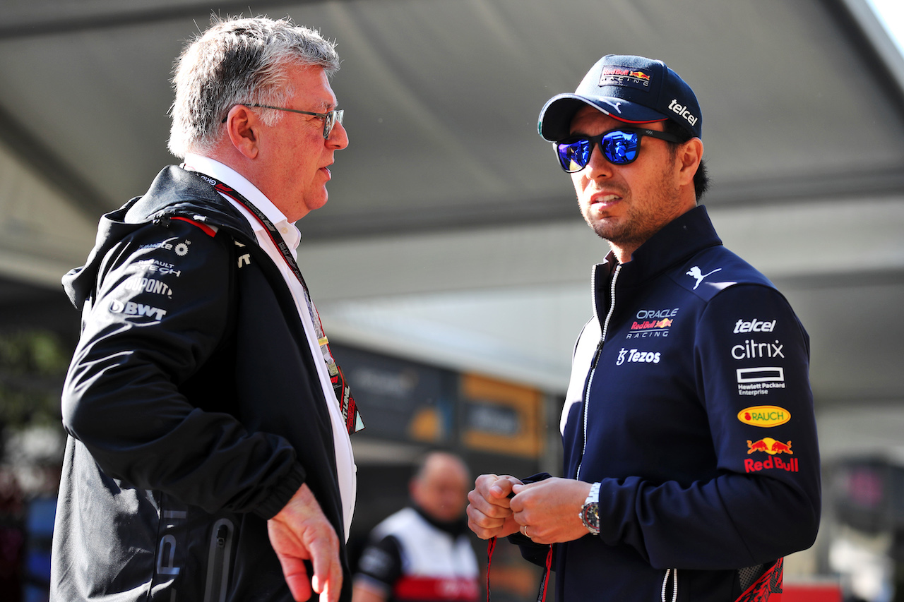 GP AUSTRALIA, (L to R): Otmar Szafnauer (USA) Alpine F1 Team, Team Principal with Sergio Perez (MEX) Red Bull Racing.
08.04.2022. Formula 1 World Championship, Rd 3, Australian Grand Prix, Albert Park, Melbourne, Australia, Practice Day.
 - www.xpbimages.com, EMail: requests@xpbimages.com © Copyright: Coates / XPB Images