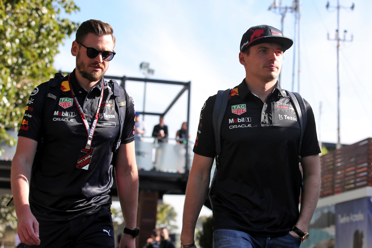 GP AUSTRALIA, (L to R): Bradley Scanes (GBR) Red Bull Racing Physio e Performance Coach with Max Verstappen (NLD) Red Bull Racing.
08.04.2022. Formula 1 World Championship, Rd 3, Australian Grand Prix, Albert Park, Melbourne, Australia, Practice Day.
 - www.xpbimages.com, EMail: requests@xpbimages.com © Copyright: Coates / XPB Images