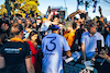 GP AUSTRALIA, Daniel Ricciardo (AUS) McLaren with fans.
08.04.2022. Formula 1 World Championship, Rd 3, Australian Grand Prix, Albert Park, Melbourne, Australia, Practice Day.
- www.xpbimages.com, EMail: requests@xpbimages.com © Copyright: Bearne / XPB Images