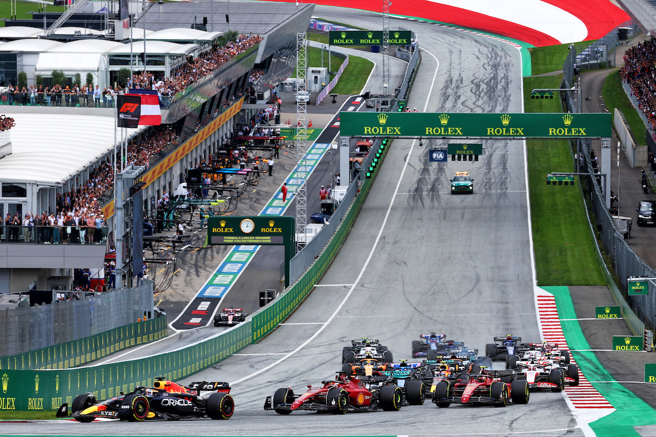 GP AUSTRIA, Max Verstappen (NLD) Red Bull Racing RB18 davanti a at the partenza of the race.
10.07.2022. Formula 1 World Championship, Rd 11, Austrian Grand Prix, Spielberg, Austria, Gara Day.
- www.xpbimages.com, EMail: requests@xpbimages.com © Copyright: Batchelor / XPB Images