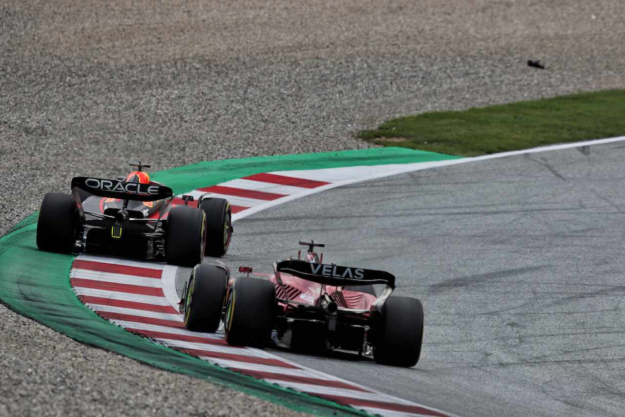 GP AUSTRIA, Max Verstappen (NLD) Red Bull Racing RB18 davanti a Charles Leclerc (MON) Ferrari F1-75.
10.07.2022. Formula 1 World Championship, Rd 11, Austrian Grand Prix, Spielberg, Austria, Gara Day.
 - www.xpbimages.com, EMail: requests@xpbimages.com © Copyright: Coates / XPB Images