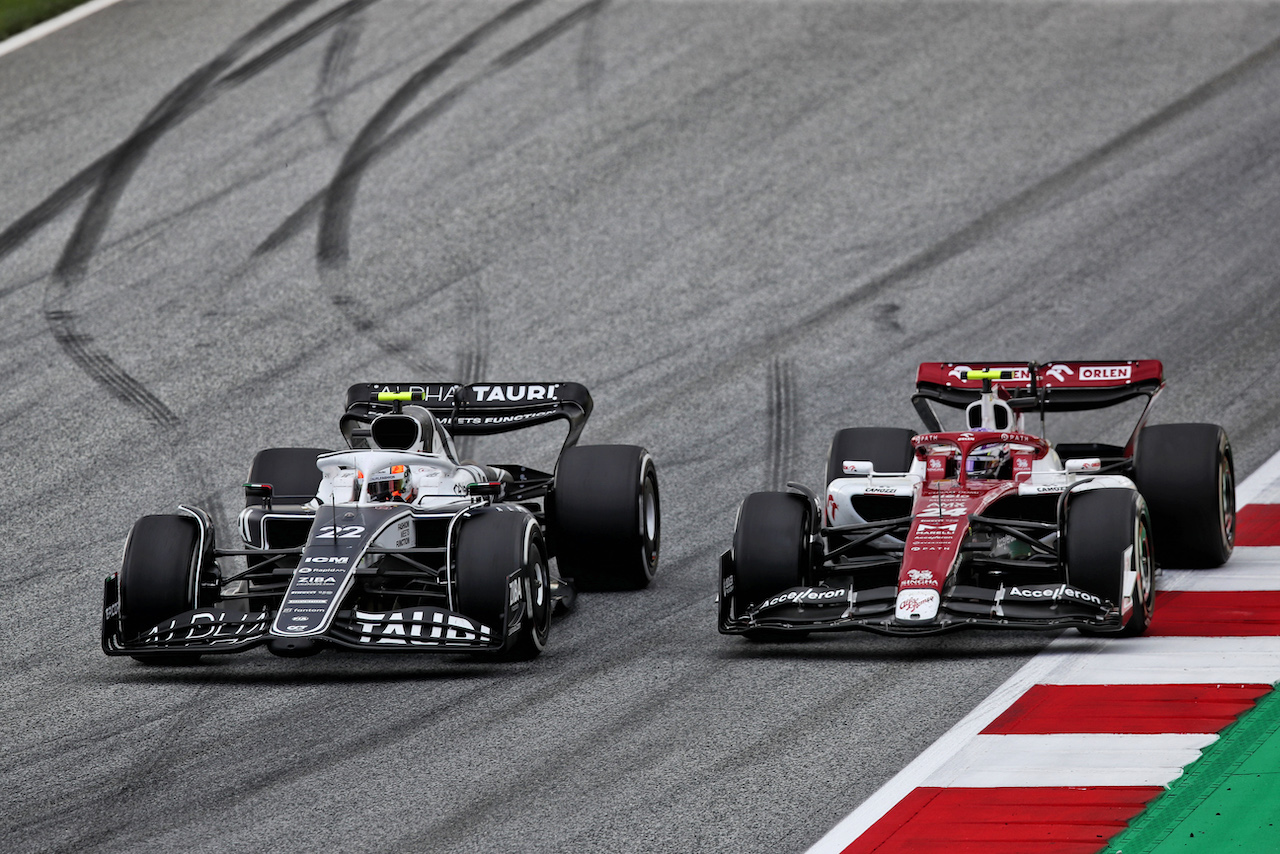 GP AUSTRIA, (L to R): Yuki Tsunoda (JPN) AlphaTauri AT03 e Guanyu Zhou (CHN) Alfa Romeo F1 Team C42 battle for position.
10.07.2022. Formula 1 World Championship, Rd 11, Austrian Grand Prix, Spielberg, Austria, Gara Day.
 - www.xpbimages.com, EMail: requests@xpbimages.com © Copyright: Coates / XPB Images