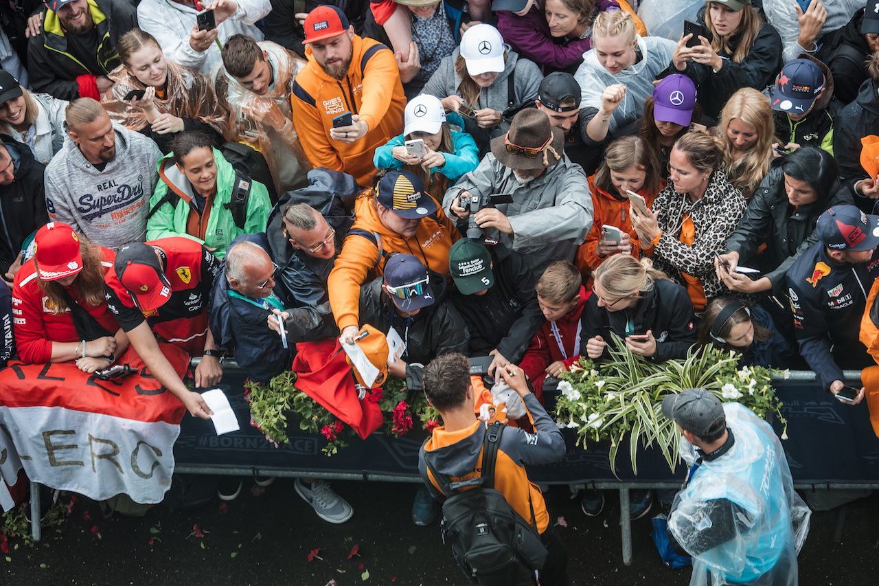 GP AUSTRIA, Lando Norris (GBR) McLaren with fans.
10.07.2022. Formula 1 World Championship, Rd 11, Austrian Grand Prix, Spielberg, Austria, Gara Day.
- www.xpbimages.com, EMail: requests@xpbimages.com © Copyright: Bearne / XPB Images