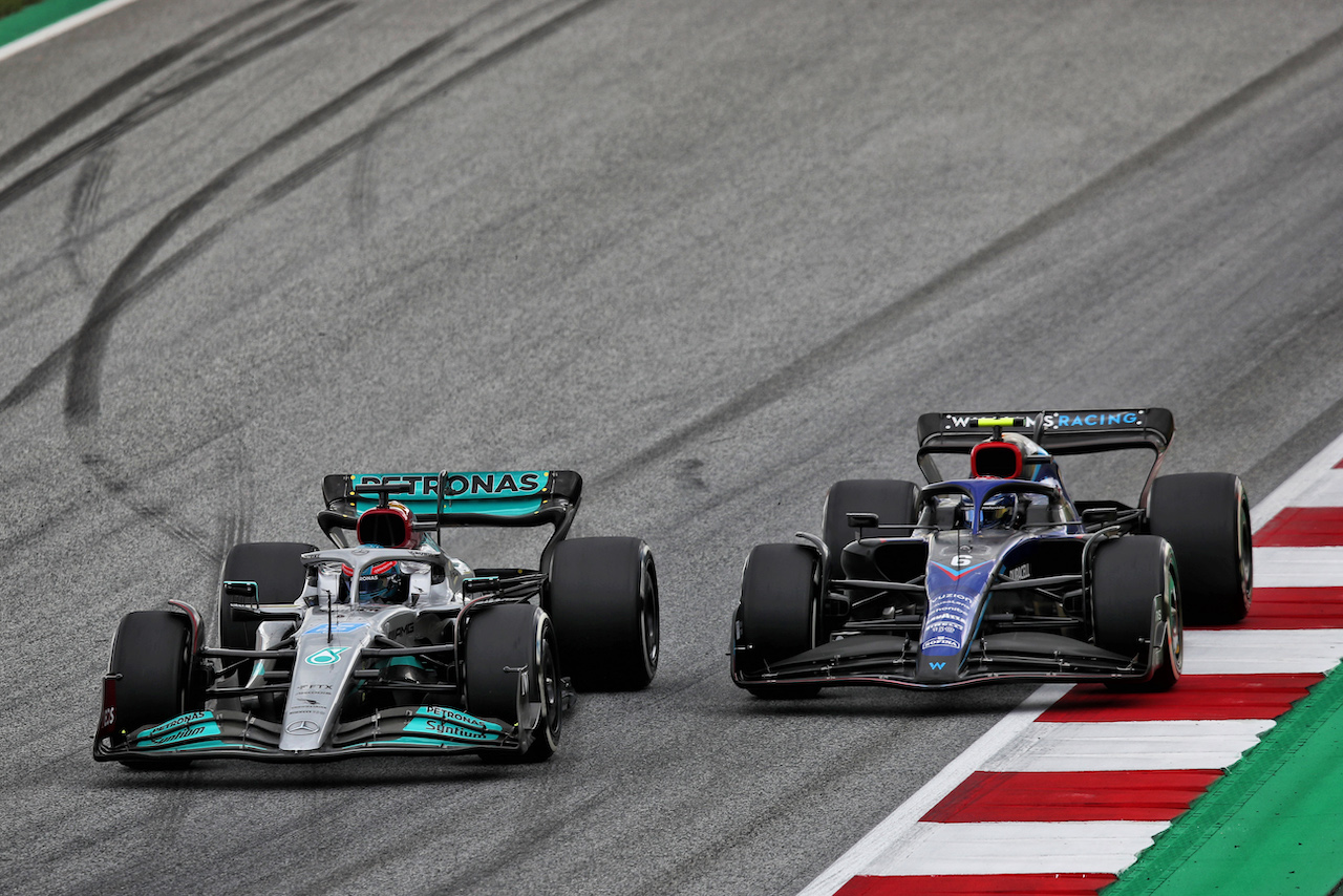 GP AUSTRIA, George Russell (GBR) Mercedes AMG F1 W13 e Nicholas Latifi (CDN) Williams Racing FW44.
10.07.2022. Formula 1 World Championship, Rd 11, Austrian Grand Prix, Spielberg, Austria, Gara Day.
 - www.xpbimages.com, EMail: requests@xpbimages.com © Copyright: Coates / XPB Images