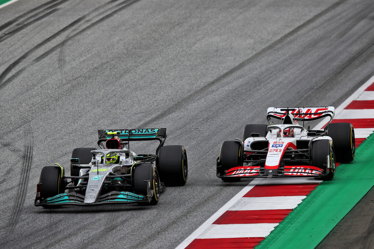 GP AUSTRIA, Lewis Hamilton (GBR) Mercedes AMG F1 W13 e Kevin Magnussen (DEN) Haas VF-22.
10.07.2022. Formula 1 World Championship, Rd 11, Austrian Grand Prix, Spielberg, Austria, Gara Day.
 - www.xpbimages.com, EMail: requests@xpbimages.com © Copyright: Coates / XPB Images