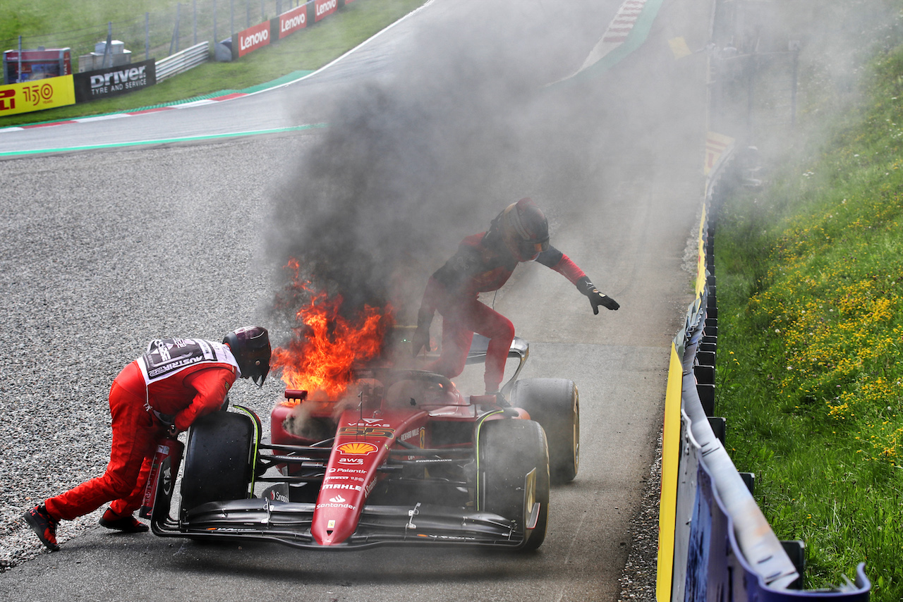 GP AUSTRIA, Carlos Sainz Jr (ESP) retired from the race with his Ferrari F1-75 on fire.
10.07.2022. Formula 1 World Championship, Rd 11, Austrian Grand Prix, Spielberg, Austria, Gara Day.
 - www.xpbimages.com, EMail: requests@xpbimages.com © Copyright: Coates / XPB Images