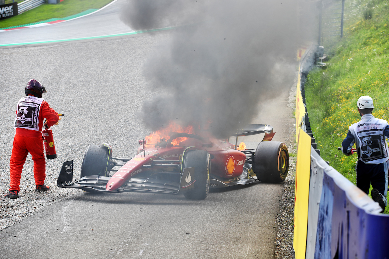 GP AUSTRIA, Carlos Sainz Jr (ESP) retired from the race with his Ferrari F1-75 on fire.
10.07.2022. Formula 1 World Championship, Rd 11, Austrian Grand Prix, Spielberg, Austria, Gara Day.
 - www.xpbimages.com, EMail: requests@xpbimages.com © Copyright: Coates / XPB Images