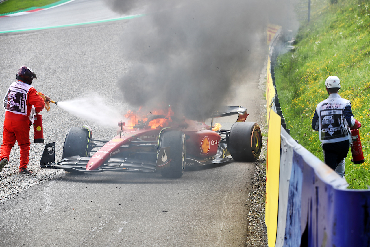 GP AUSTRIA, Carlos Sainz Jr (ESP) retired from the race with his Ferrari F1-75 on fire.
10.07.2022. Formula 1 World Championship, Rd 11, Austrian Grand Prix, Spielberg, Austria, Gara Day.
 - www.xpbimages.com, EMail: requests@xpbimages.com © Copyright: Coates / XPB Images